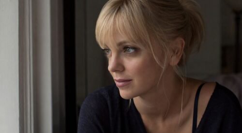 Anna Faris just got publicly blindsided by the guy who gave her one of the biggest roles of her career, and honestly? The whole thing feels unnecessarily cruel.