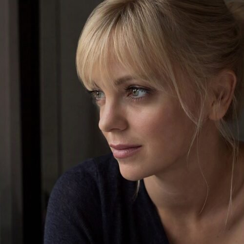 Anna Faris just got publicly blindsided by the guy who gave her one of the biggest roles of her career, and honestly? The whole thing feels unnecessarily cruel.
